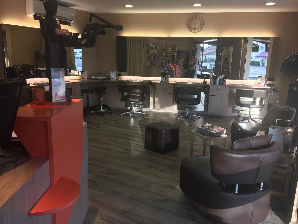 Au Petit Salon - Coiffeur, 112 avenue Montaigne 33160 ...