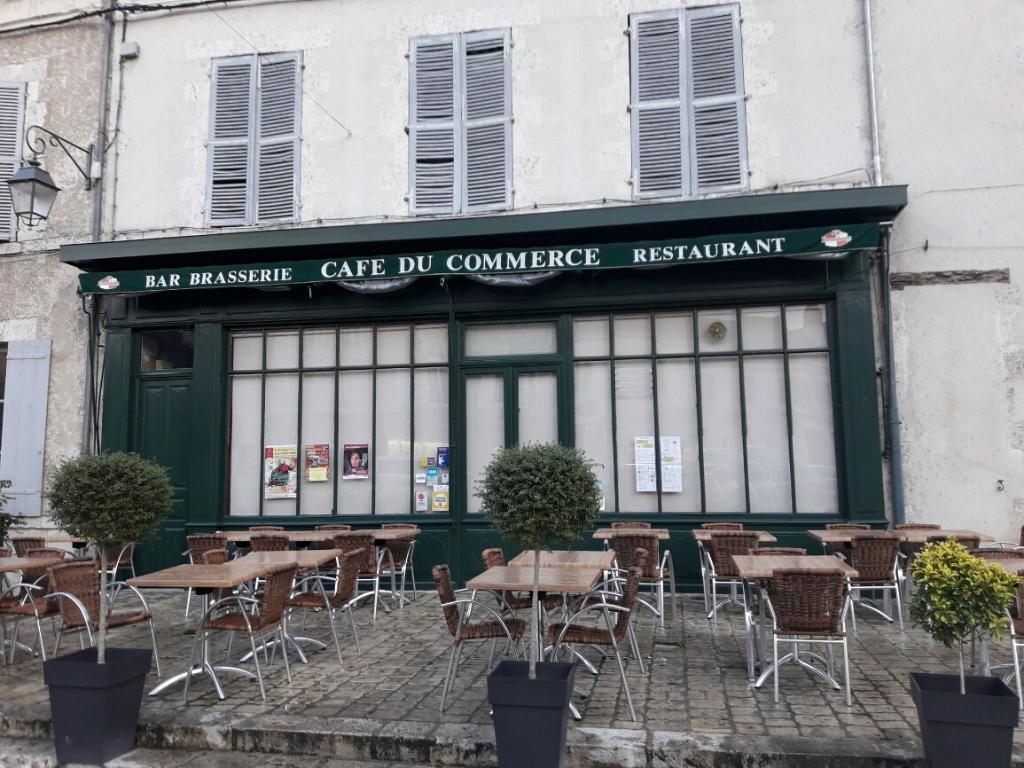 Café du Commerce Restaurant, 5 place Martroi 45130 Meung