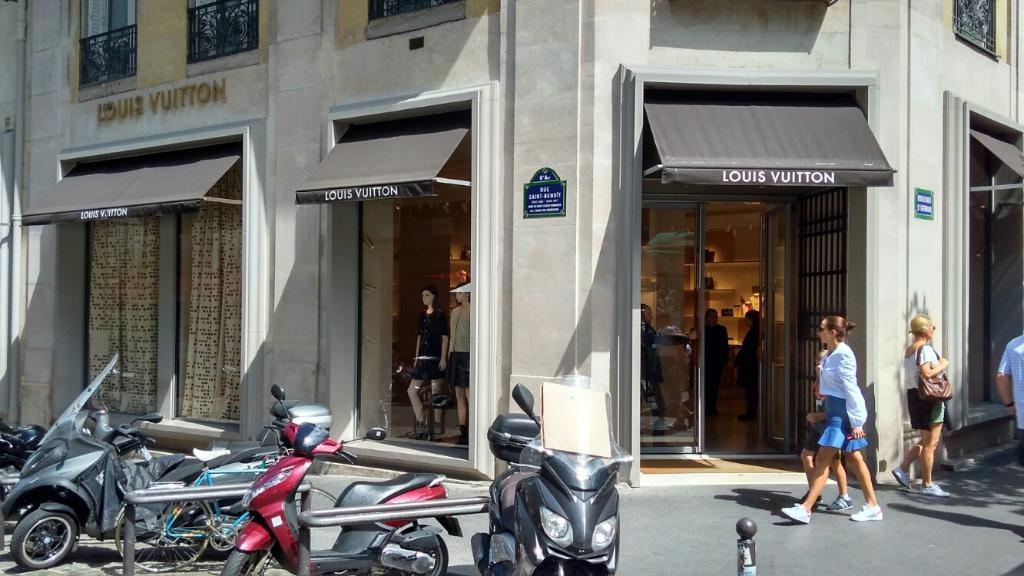 Louis Vuitton transforma su tienda de Saint-Germain-des-Prés en una  librería - Mega Ricos