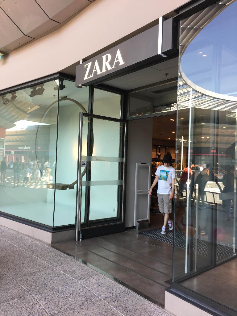 Zara France  Vêtements femme, 2 place Lisbonne 34000 Montpellier